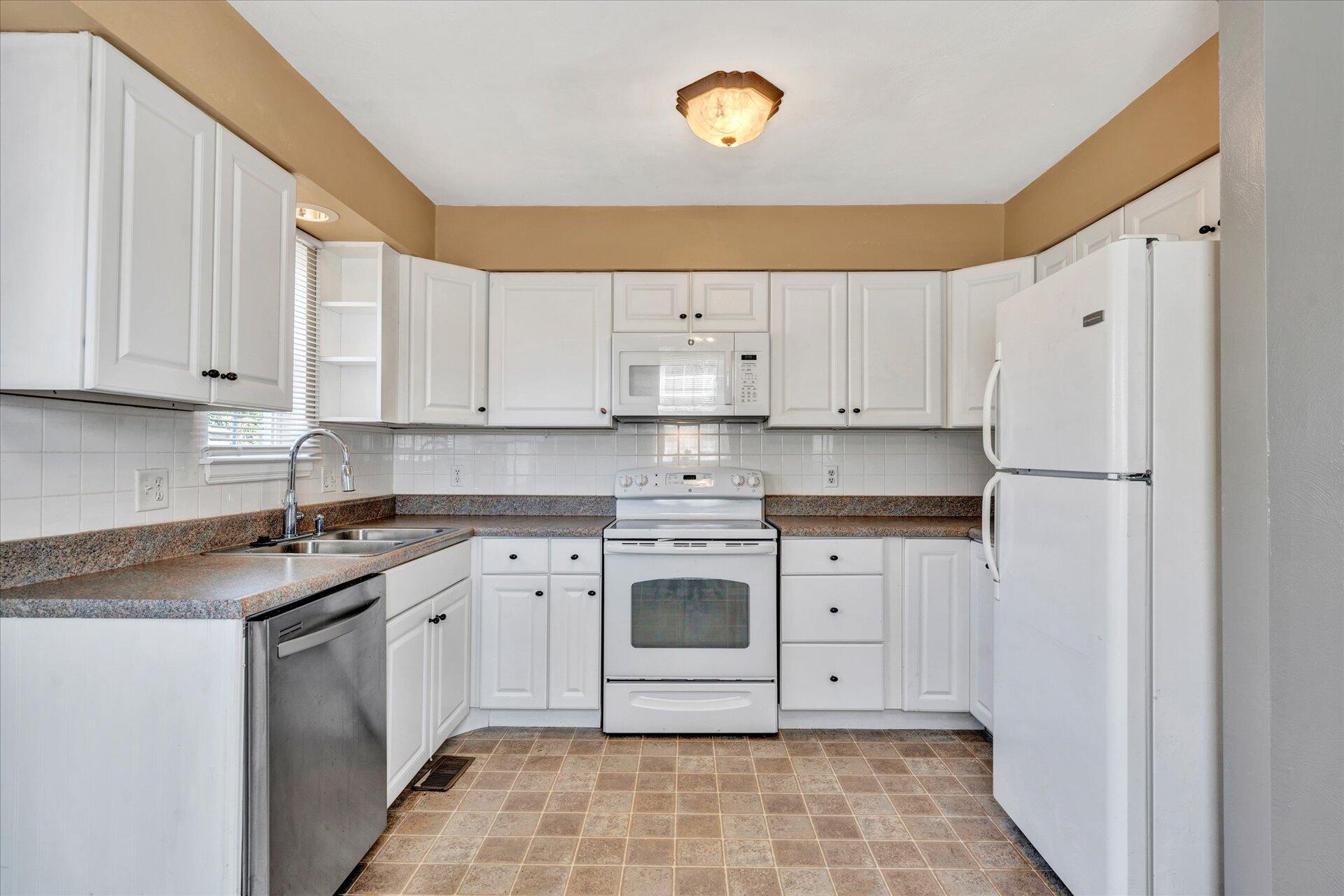 2604 Shull Road Northeast Roanoke, VA 24012 - Photo 7 of 21 07-DSC0213
