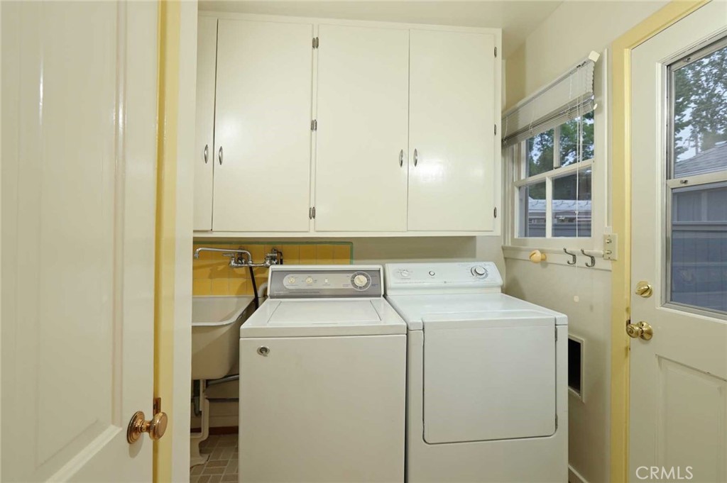 210 Sierra View Road Pasadena, CA 91105 - Photo 39 of 65 a utility room with dryer and washer