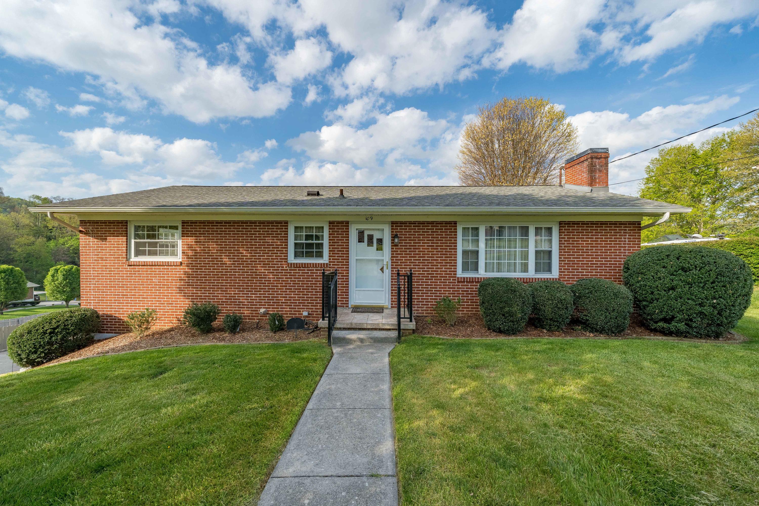 109 Lynfield Road Bristol, TN 37620 - Photo 1 of 28 109 Lynfield Road (5 of 42)