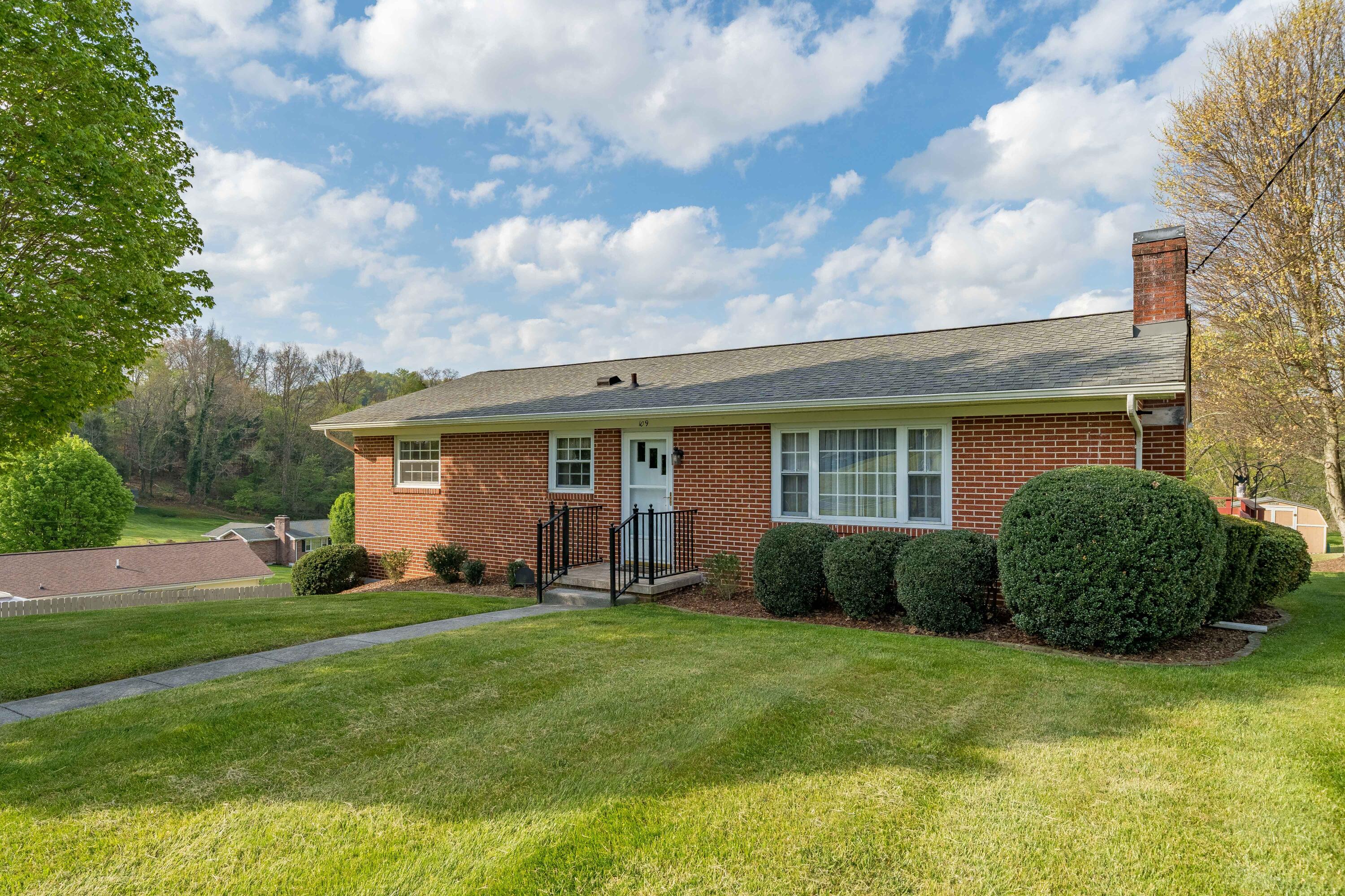 109 Lynfield Road Bristol, TN 37620 - Photo 2 of 28 109 Lynfield Road (4 of 42)