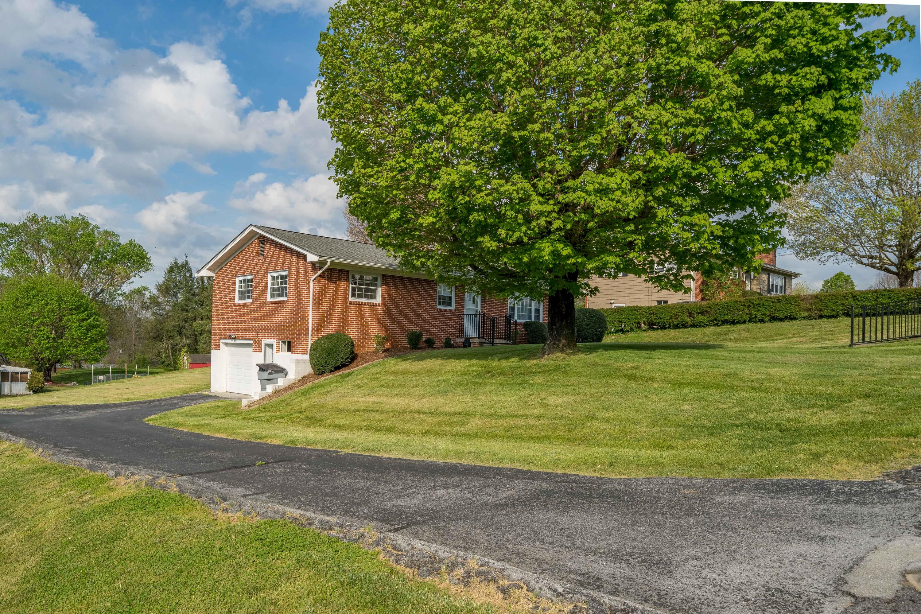 109 Lynfield Road Bristol, TN 37620 - Photo 3 of 28 109 Lynfield Road (1 of 42)