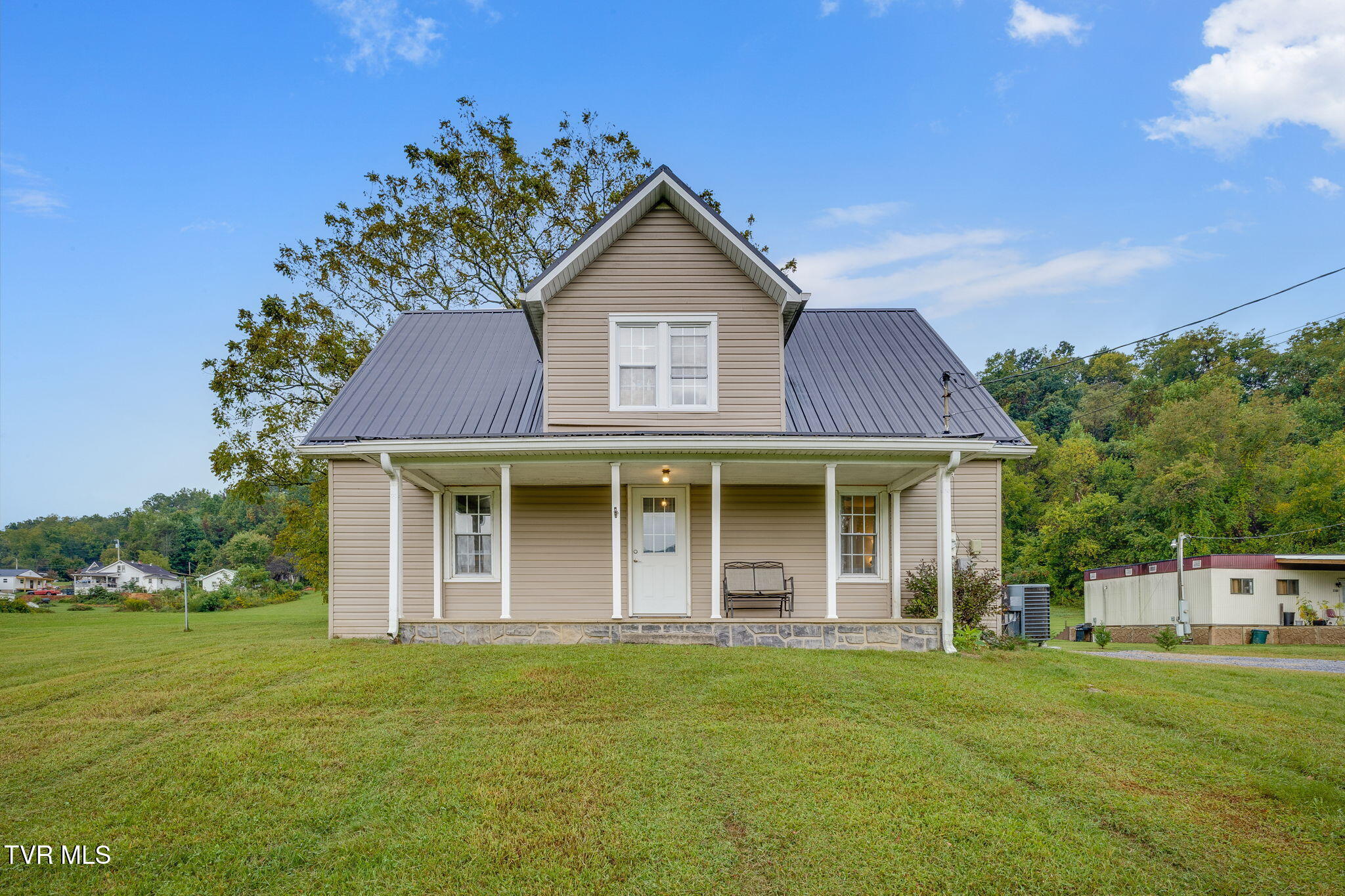 2108 State Line Road Elizabethton, TN 37643 - Photo 2 of 38 001