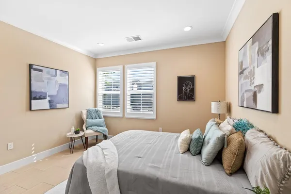 a en suite bathroom with a double vanity sink and mirror