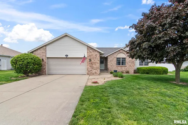 $295,000 | 1423 Redwood Drive, Chatham, IL 62629