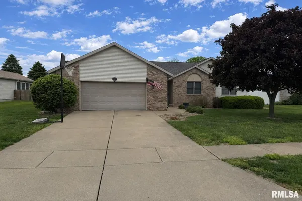 $295,000 | 1423 Redwood Drive, Chatham, IL 62629