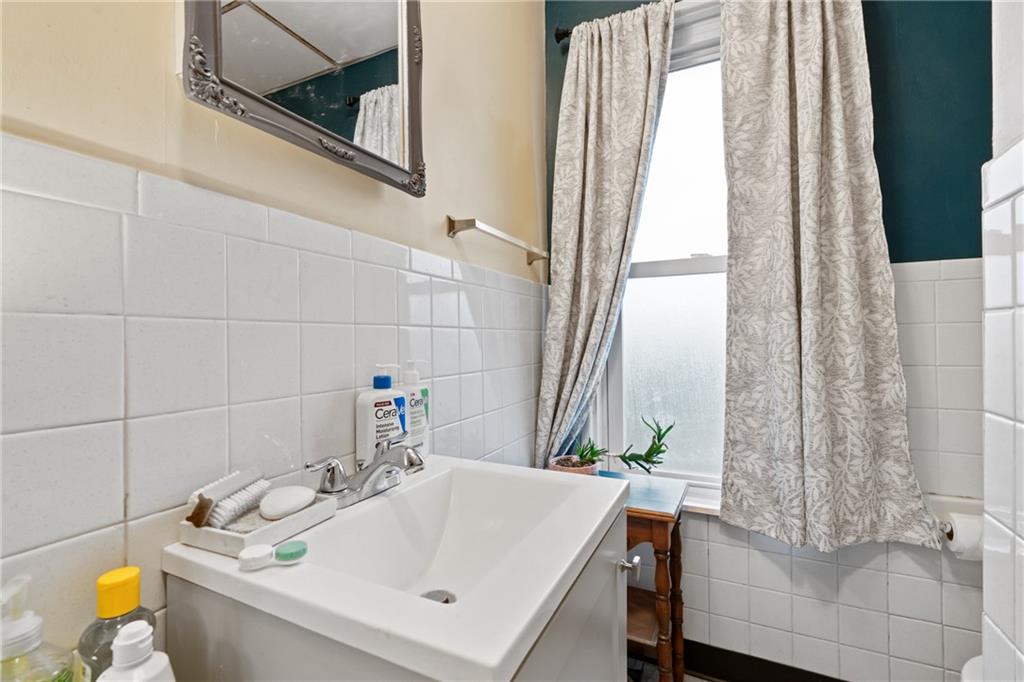 1630 Poplar Avenue Braddock, PA 15104 - Photo 19 of 25 a bathroom with a sink and a bathtub
