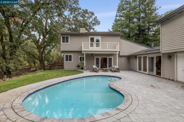 a view of yard with green space