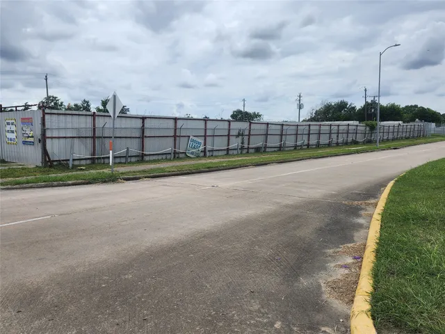 a view of street with a big yard