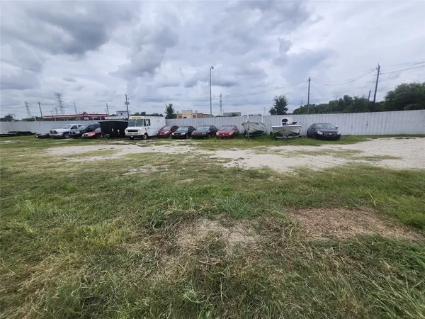 a view of yard with green space