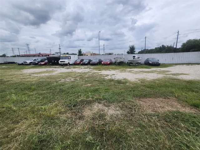 a view of yard with green space