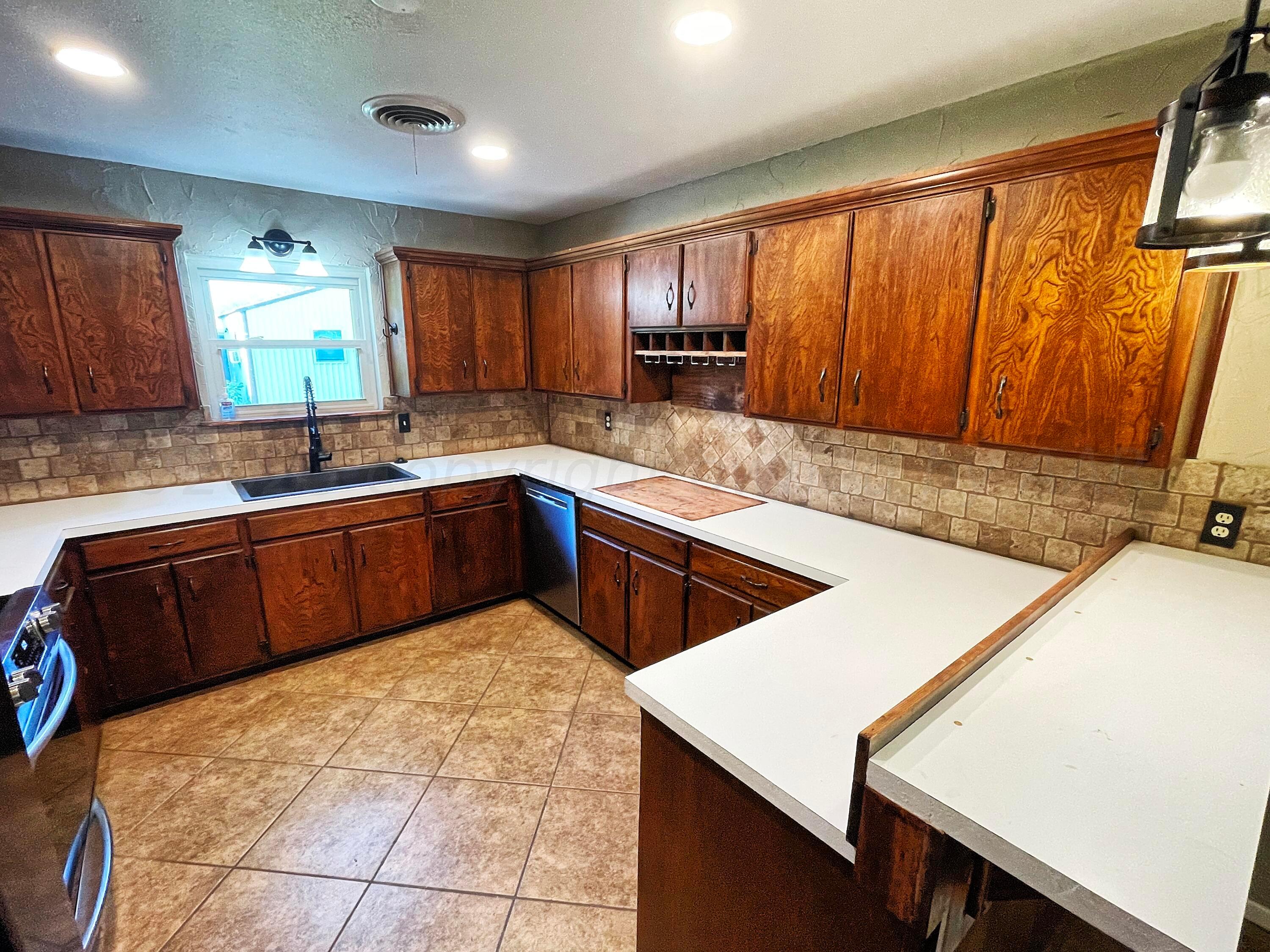 2006 Southwest 24th Avenue Perryton, TX 79070 - Photo 8 of 29 24th kitchen