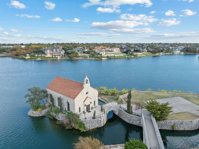 a view of a lake with house