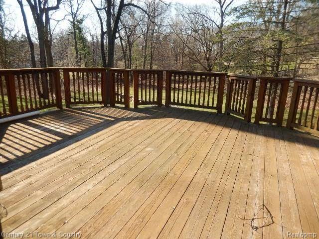 565 Cherry Tree Lane Rochester, MI 48306 - Photo 31 of 34 Huge Deck