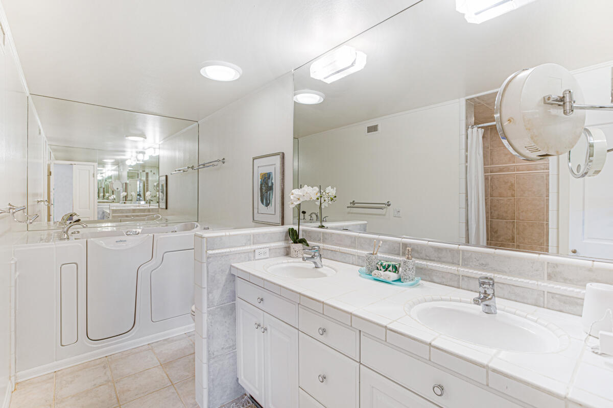 410 Church Road, Unit 43 Ojai, CA 93023 - Photo 16 of 34 16 - primary bath w_tub _ shower