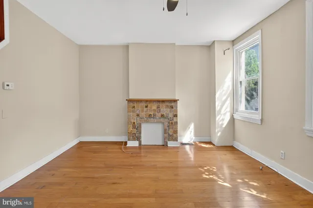 a view of empty room with window