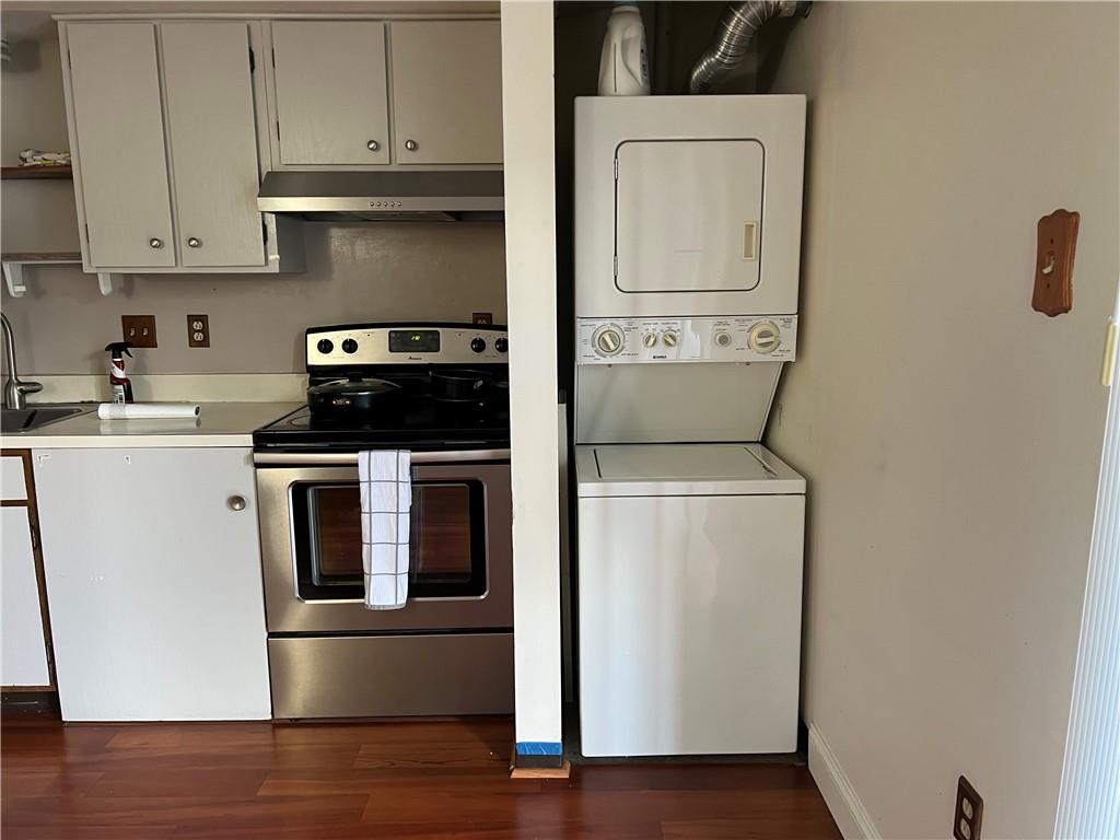 3256 Kennett Square Pittsburgh, PA 15213 - Photo 8 of 15 a kitchen with appliances and cabinets