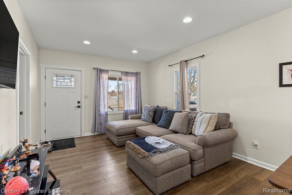 349 Frazier Street River Rouge, MI 48218 - Photo 4 of 46 Gallery Image 4