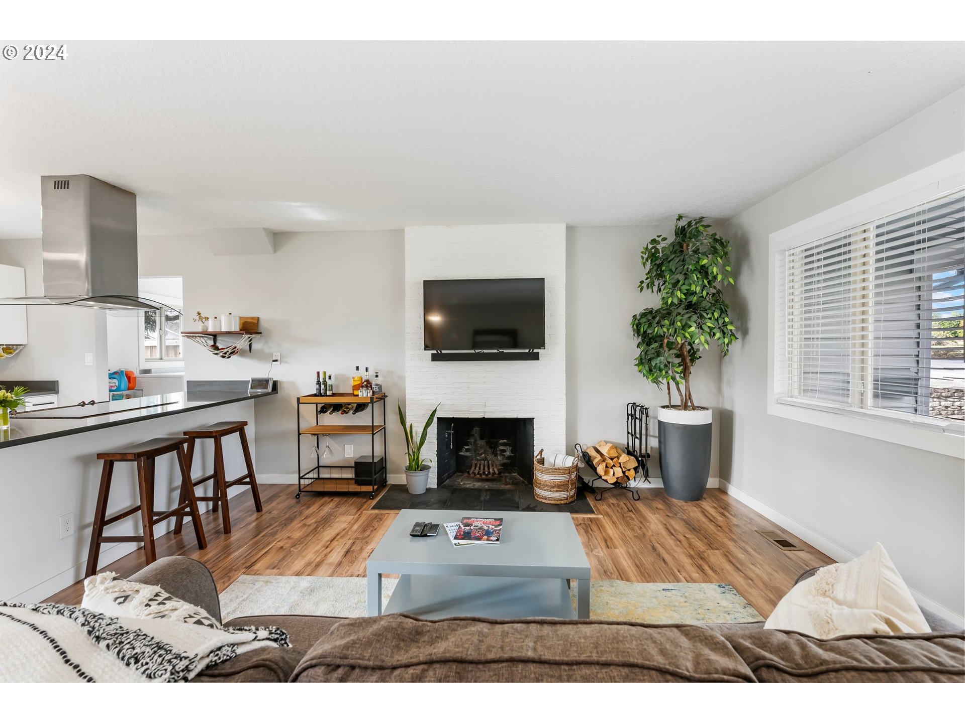 13040 Southwest Walker Road Beaverton, OR 97005 - Photo 6 of 37 Living Room