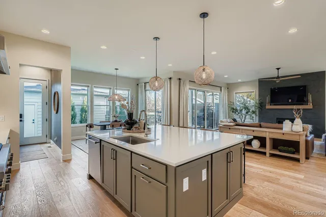 a large kitchen with kitchen island a large island in it