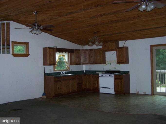 19076 Loggers Road Culpeper, VA 22701 - Photo 3 of 12 Kitchen/Living Room