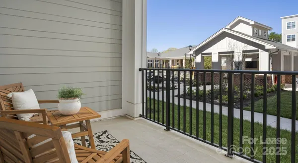 a view of backyard of the house