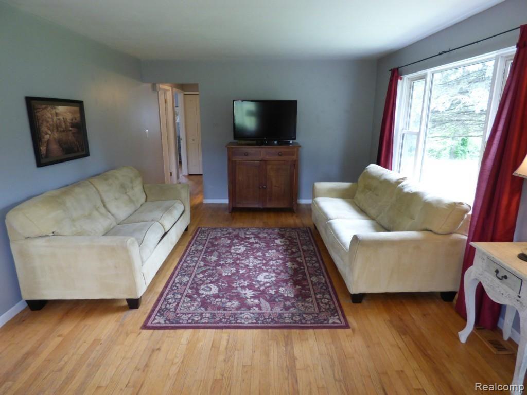 543 Lake George Road Oakland, MI 48363 - Photo 3 of 35
