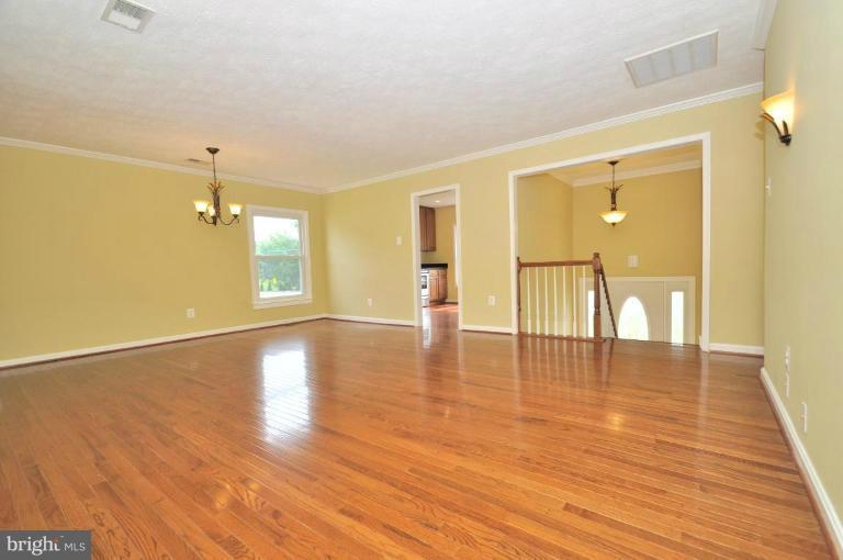 13503 Spriggs Road Manassas, VA 20112 - Photo 9 of 27 Living Room