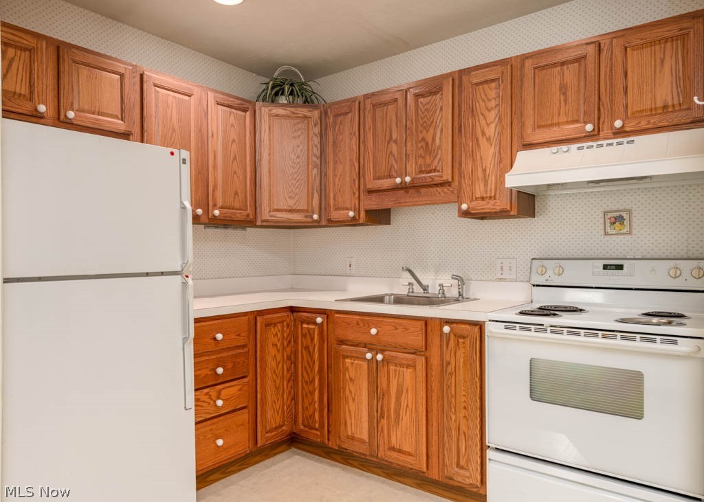 32144 Densmore Road Willowick, OH 44095 - Photo 17 of 27 In-law suite kitchen.