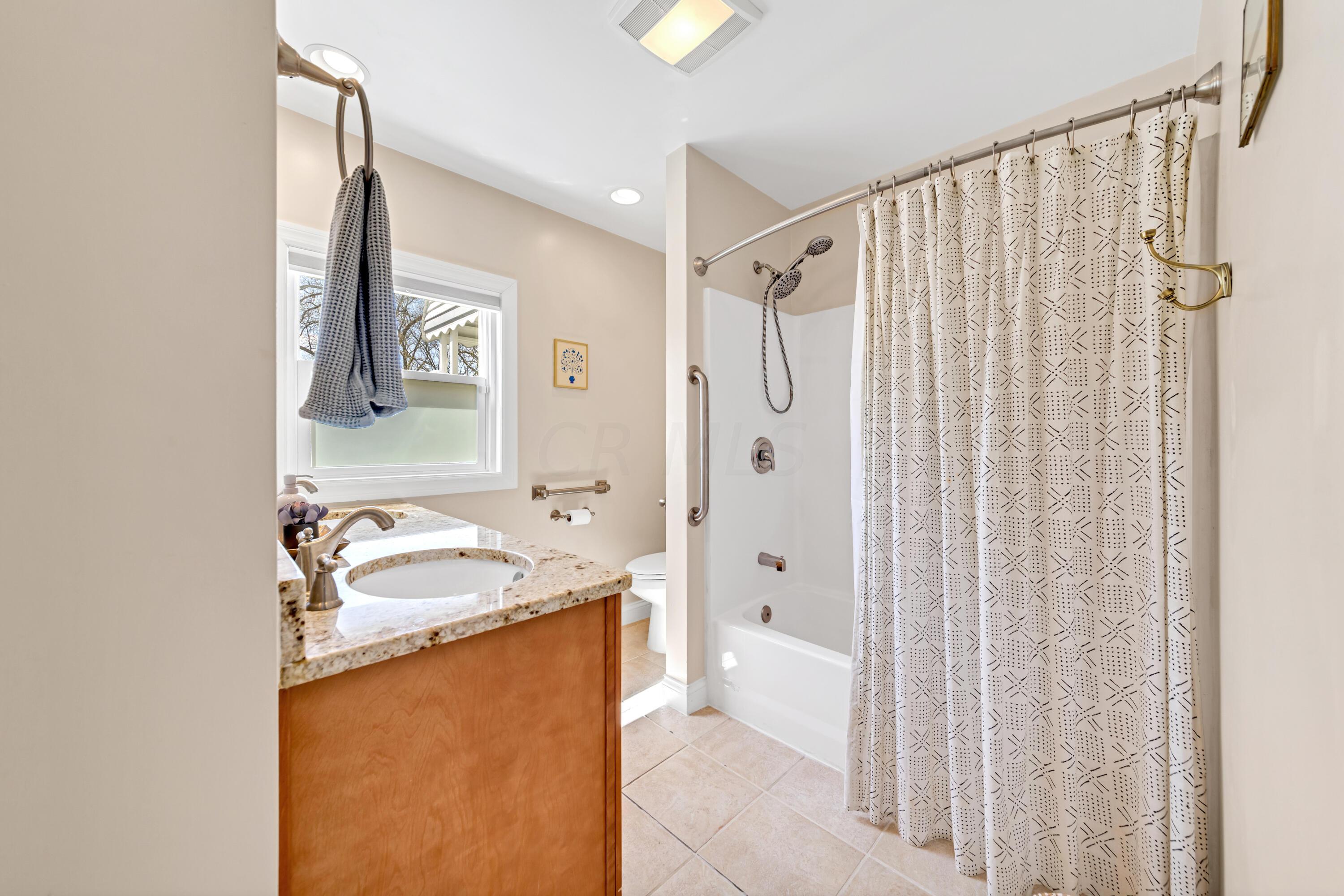 638 Garden Road Columbus, OH 43214 - Photo 33 of 45 First Floor Bath