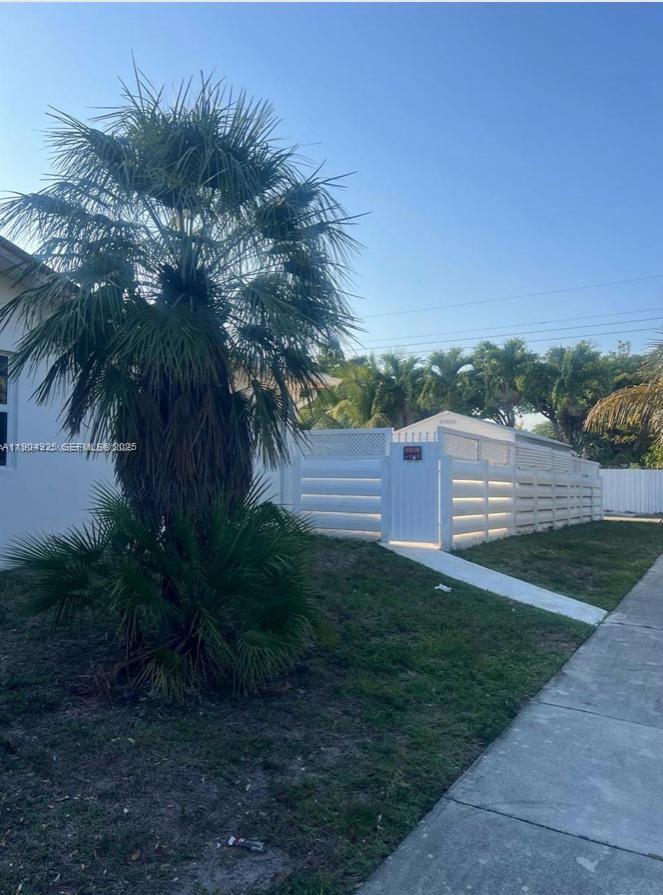 5001 Madison Street Hollywood, FL 33021 - Photo 20 of 23 a backyard of a house with lots of green space