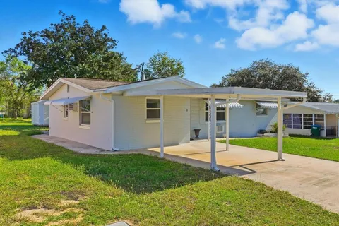 a view of a house with yard and tree s