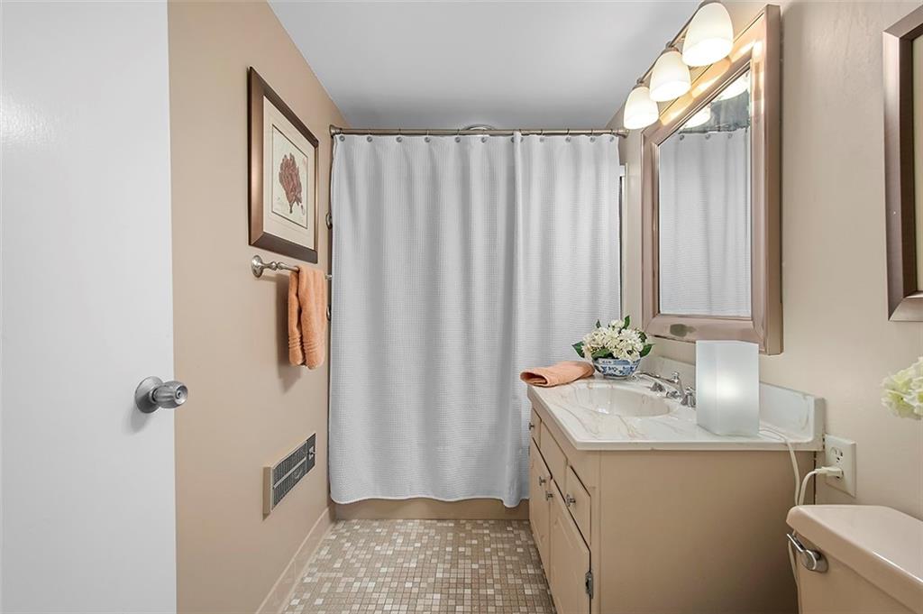 1500 Cochran Road, Unit 510 Pittsburgh, PA 15243 - Photo 15 of 25 a bathroom with a sink and a mirror