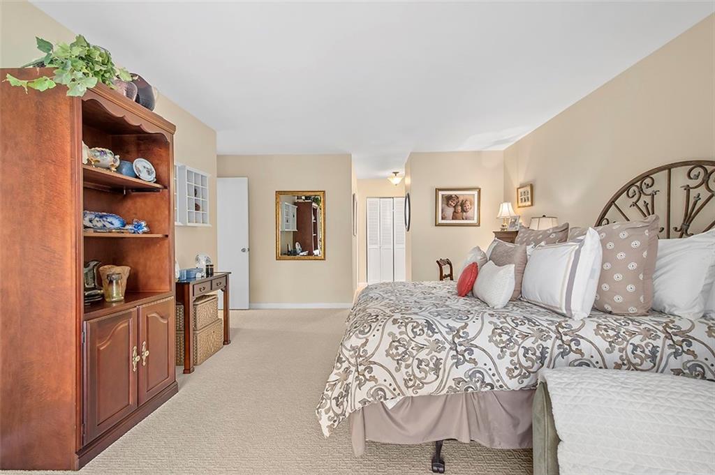 1500 Cochran Road, Unit 510 Pittsburgh, PA 15243 - Photo 18 of 25 a bedroom with a large bed and a book shelf