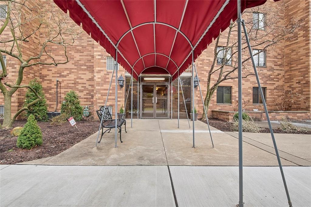 1500 Cochran Road, Unit 510 Pittsburgh, PA 15243 - Photo 2 of 25 a view of a chairs with a in the patio