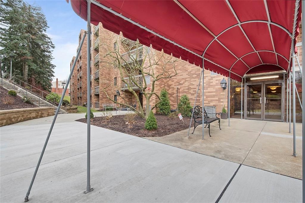 1500 Cochran Road, Unit 510 Pittsburgh, PA 15243 - Photo 22 of 25 a view of a patio with a table and chairs