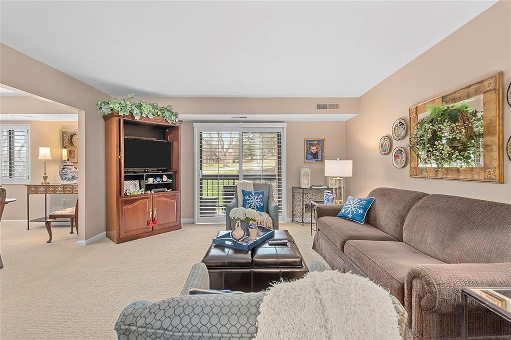 1500 Cochran Road, Unit 510 Pittsburgh, PA 15243 - Photo 6 of 25 a living room with furniture and a flat screen tv