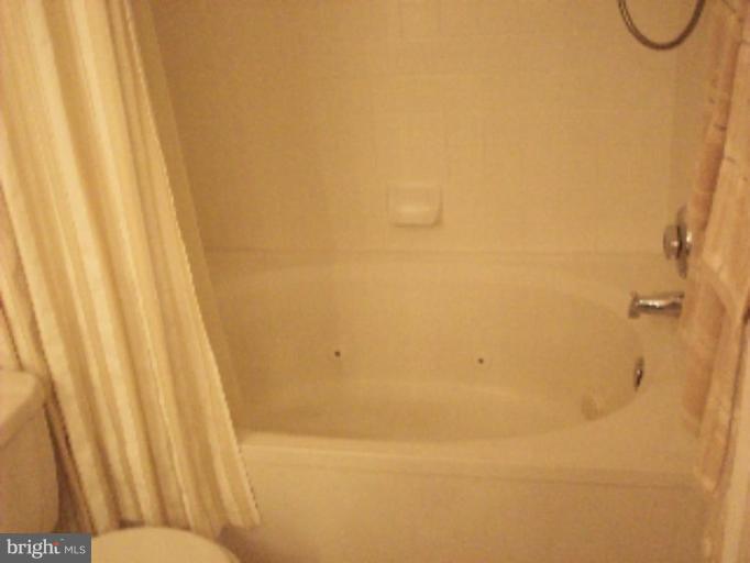 20415 Riverbend Square, Unit 101 Sterling, VA 20165 - Photo 18 of 23 Jacuzzi tub