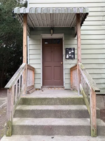 a view of entryway with an outdoor space