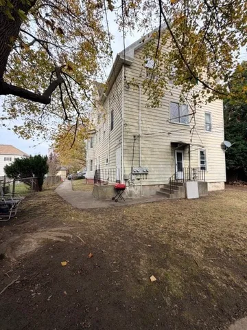 a view of backyard of the house