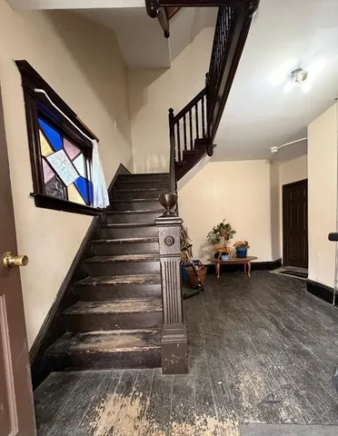 a view of entryway and hall