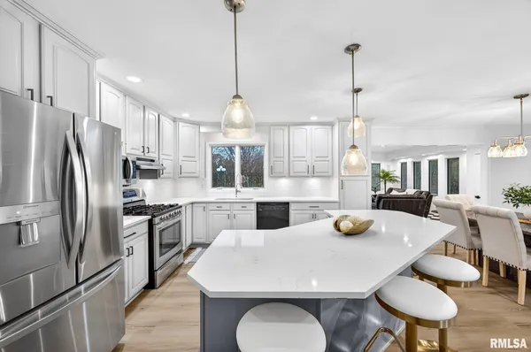 $950,000 | 3113 West Summerbend Court, Peoria, IL 61615