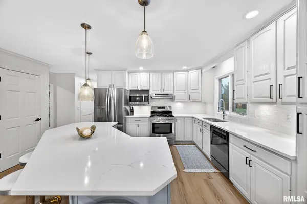 $950,000 | 3113 West Summerbend Court, Peoria, IL 61615