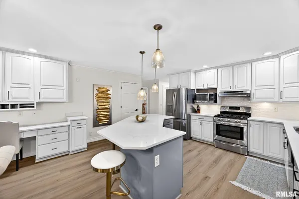 $950,000 | 3113 West Summerbend Court, Peoria, IL 61615