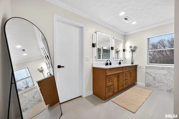 $950,000 | 3113 West Summerbend Court, Peoria, IL 61615