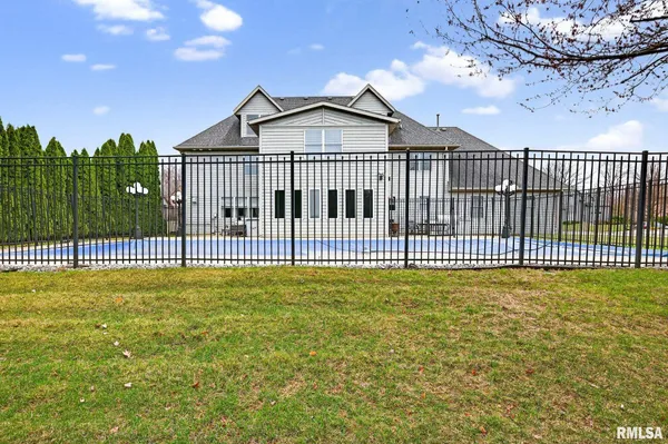 $950,000 | 3113 West Summerbend Court, Peoria, IL 61615