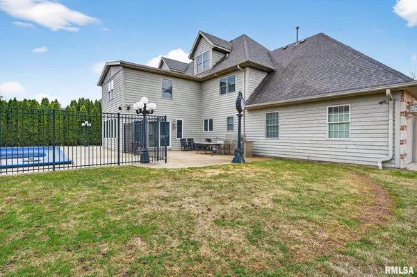 $950,000 | 3113 West Summerbend Court, Peoria, IL 61615