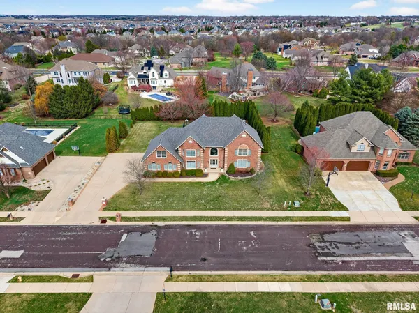 $950,000 | 3113 West Summerbend Court, Peoria, IL 61615