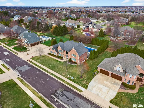 $950,000 | 3113 West Summerbend Court, Peoria, IL 61615