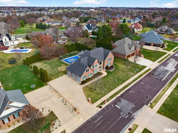 $950,000 | 3113 West Summerbend Court, Peoria, IL 61615