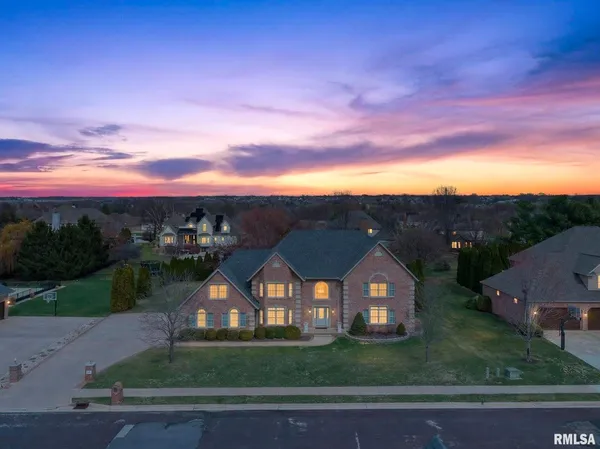 $950,000 | 3113 West Summerbend Court, Peoria, IL 61615